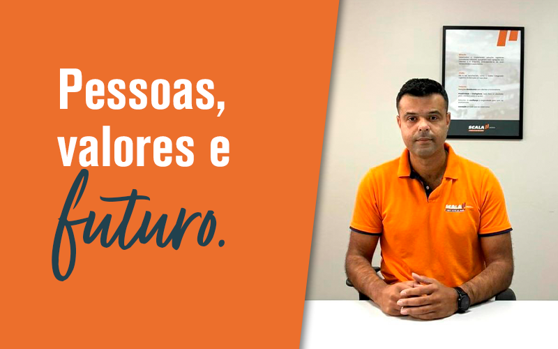 Imagem ilustrativa com foto de um fucionário scala, design e texto: pessoas, valores e futuro 