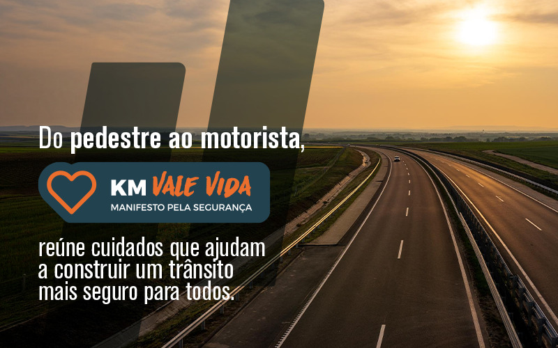Fotografia ilustrativa de uma estrada com texto: Do pedestre ao motorista, o KM Vale Vida reúne cuidados que ajudam a construir um trânsito mais seguro para todos.