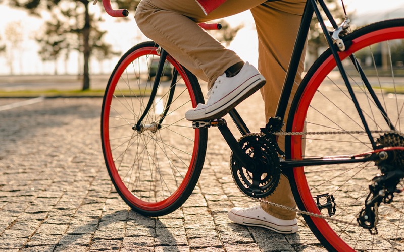 Fotografia ilustrativa de uma pessoa andando de bicicleta - Escolhas seguras percorrem grandes caminhos